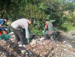 Babinsa Genteng Kulon Berperan Aktif dalam Kegiatan Produktif Pembersihan Sungai Bersama Sungai Watch