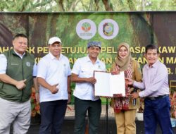 Menhut Serahkan SK Pelepasan 152 Hektare Hutan untuk Warga Pancer Banyuwangi