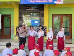 Operasi Patuh Semeru 2025, Polres Mojokerto Edukasi Pelajar Tertib Lalin dan Berbagi Helm Gtatis
