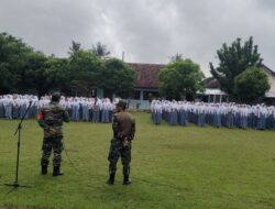 Anggota Koramil 0825/17 Muncar Tanamkan Disiplin dan Wawasan Kebangsaan kepada Siswa Baru SMA Negeri 1 Muncar