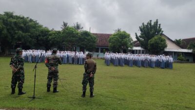 Anggota Koramil 0825/17 Muncar Tanamkan Disiplin dan Wawasan Kebangsaan kepada Siswa Baru SMA Negeri 1 Muncar