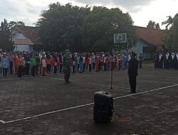 Babinsa Dampingi MPLS di SMPN 2 Gambiran, Tanamkan Disiplin dan Wawasan Kebangsaan