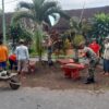 Babinsa Koramil 0825/20 Songgon Produktif Gelar Karya Bakti Gotong Royong Angkut Material Jembatan Alternatif