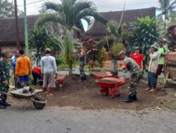 Babinsa Koramil 0825/20 Songgon Produktif Gelar Karya Bakti Gotong Royong Angkut Material Jembatan Alternatif