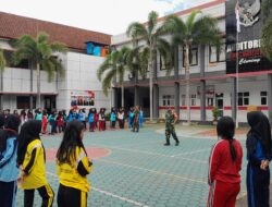 Babinsa Serka I Putu Merta Tanamkan Wawasan Kebangsaan kepada Siswa Baru SMK 17 Agustus Cluring