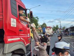 Polresta Banyuwangi Peduli, Bagikan Makanan Ringan untuk Pengguna Jalan yang Alami Kemacetan  di Sekitar Pelabuhan Ketapang