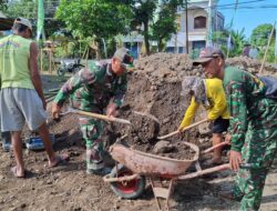 Babinsa Kodim 0825/Banyuwangi Angkat Material dengan Angkong di Lokasi Pra TMMD 125