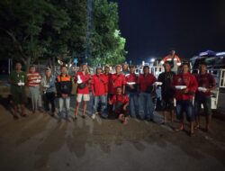 Komunitas Pengurus Kendaraan Banyuwangi Bagikan Bansos untuk Sopir Truk Terjebak Macet