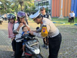 Operasi Patuh Semeru 2025 Polres Probolinggo Beri Hadiah Bagi Pengendara yang Tertib Lalu Lintas