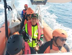 Kodim 0825 Banyuwangi melalui Babinsa Serda Nur Rendra terus berkolaborasi dan Siaga dalam mendukung Operasi SAR Laut di Perairan Banyuwangi