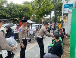 Operasi Patuh Semeru 2025, Polres Ponorogo Beri Helm Gratis untuk Ojol