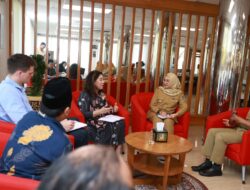 Peneliti Australia Tertarik Kaji Keberhasilan Banyuwangi, Fokus pada Ekonomi dan Pesisir