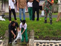 Babinsa Desa Kaliploso Hadiri Kegiatan MPLS di MI Miftahul Huda dan Lepas Bibit Ikan Lele