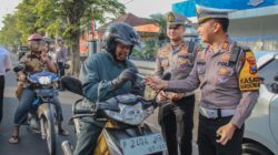 Satlantas Polres Jember Bagikan Coklat untuk Pengendara Tertib, Hadirkan “Rasa Manis” Operasi Patuh Semeru 2025