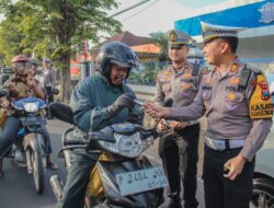 Satlantas Polres Jember Bagikan Coklat untuk Pengendara Tertib, Hadirkan “Rasa Manis” Operasi Patuh Semeru 2025