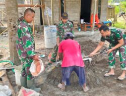 TNI dan Warga Gotong Royong Bangun Rumah Warga dalam Program TMMD di Siliragung