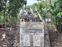 Gotong Royong TNI dan Warga Warnai Pembangunan Jembatan di TMMD ke-125 Banyuwangi
