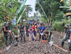 Satukan Tenaga, TNI dan Warga Dorong Angkong Demi Pembangunan Desa di Pelosok Siliragung