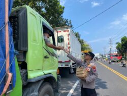 Polresta Banyuwangi Bagikan Nasi Kotak untuk Sopir Truk di Jalur Pelabuhan Ketapang