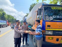 Polresta Banyuwangi Peduli, Bagikan Nasi Kotak untuk Sopir Truk yang Mengantre di Pelabuhan