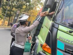 Polantas Berbagi Nasi Kotak untuk Pengendara Terjebak Macet di Hutan Baluran, Sopir Truk : Polisi Situbondo Luar Biasa