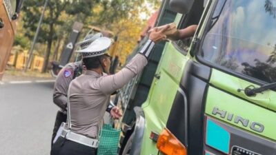 Polantas Berbagi Nasi Kotak untuk Pengendara Terjebak Macet di Hutan Baluran, Sopir Truk : Polisi Situbondo Luar Biasa