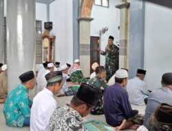 Anggota Bintal TMMD 125 Kodim 0825/Banyuwangi Sampaikan Khutbah Jumat di Siliragung