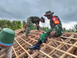 Sertu Bambang Panjat Atap demi Rutilahu: Wujud Nyata TNI Bangun Harapan di Desa Kesilir
