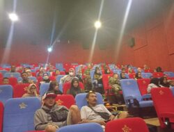 Pererat Kebersamaan, Personel Koramil 0825/06 Gambiran dan Warga Nobar Film “Believe” di Bioskop Havana Jajag