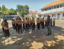 Anggota Koramil Wongsorejo Tanamkan Semangat Kebangsaan kepada Siswa MTS Darul Huda