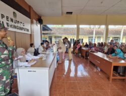 Babinsa Muncar Kawal Penyaluran Bantuan Beras 20 Kg untuk 507 Warga Wringin Putih