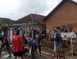 Babinsa Koramil Songgon Produktif Dukung Program Renovasi Rutilahu Melalui Karya Bakti Gotong Royong