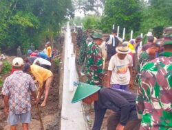 Babinsa Posramil 0825/24 Siliragung Sertu Bambang Pimpin Langsung Aksi Gotong Royong Demi Percepatan Pembangunan Jembatan TMMD Ke 125 Di Desa Kesilir.