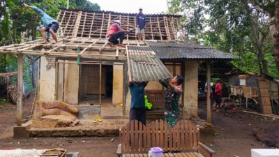 Koramil Kalipuro Bongkar Rutilahu demi Kesejahteraan Warga