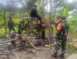 Babinsa Pengatigan Dampingi Pembuatan Sumur Bor demi Kesejahteraan Warga dalam TMMD ke-125 Kodim 0825/Banyuwangi