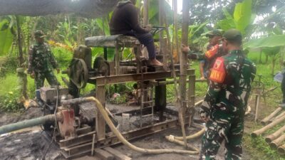 Babinsa Pengatigan Dampingi Pembuatan Sumur Bor demi Kesejahteraan Warga dalam TMMD ke-125 Kodim 0825/Banyuwangi