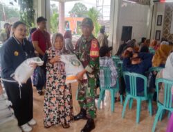 Babinsa Koramil 0825/20 Songgon Dampingi Penyaluran 107 Ton Bantuan Beras