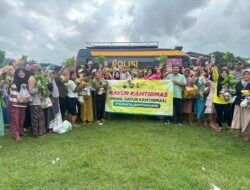 Polresta Banyuwangi Edukasi Warga Lewat Wayang Golek dan Berbagi Sembako