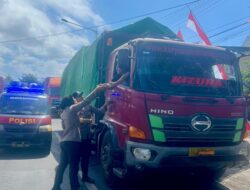 Polresta Banyuwangi Peduli, Bagikan Nasi Kotak untuk Sopir Truk yang Antre di Ketapang