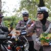 Polwan Polres Bondowoso Bagi Minuman, Antrian BBM Jadi Lebih Segar dan Tertib