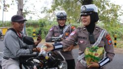 Polwan Polres Bondowoso Bagi Minuman, Antrian BBM Jadi Lebih Segar dan Tertib