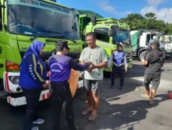 Dinsos Banyuwangi Melalui Tagana Salurkan Ratusan Nasi Bungkus untuk Sopir Terjebak Macet di Ketapang