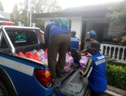 Tagana Dinsos PP dan KB Kembali Membagikan Nasbung Kepada Para Sopir Terjebak Macet di Ketapang