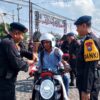 Sambut Hari Kemerdekaan RI ke – 80 Brimob Polda Jatim Berbagi 2000 Bendera Merah Putih di Pamekasan