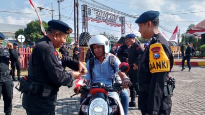 Sambut Hari Kemerdekaan RI ke – 80 Brimob Polda Jatim Berbagi 2000 Bendera Merah Putih di Pamekasan