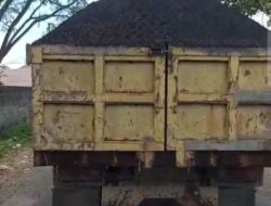 Warga Keluhkan Truk Pengangkut Pasir Tak Berterpal di Kecamatan Singojuruh