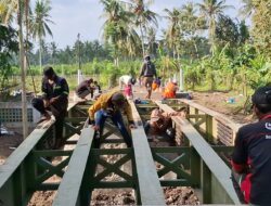 Proyek Jembatan TMMMD Disambut Meriah, Warga Ramai-Ramai Pantau Progres Pembangunan