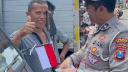 Jelang HUT ke-80 RI, Polres Pacitan Tebar Semangat Nasionalisme Lewat Pembagian Ratusan Bendera