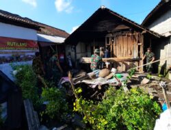 Anggota Posramil 0825/23 Tegalsari Bantu Warga Bongkar Rumah Ibu Parni