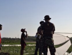 Lebih dari Sekadar Membangun, Satgas TMMD ke-125 Rajut Kebersamaan dengan Anak-anak Siliragung